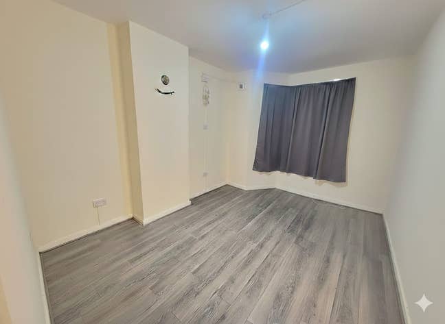 King-size Bedroom Next To Ilford Station Main Photo