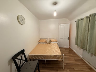 Spacious Room to Rent - 3 Minutes from Upney Stat Main Photo