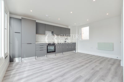 Refurbed 1 bed flat with balcony &communal terrace Main Photo