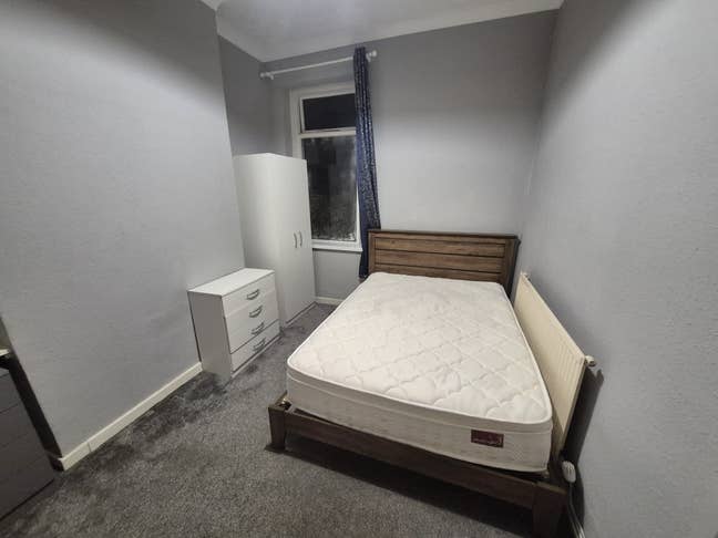 Bedroom available for rent in a 4 bedroom house Main Photo