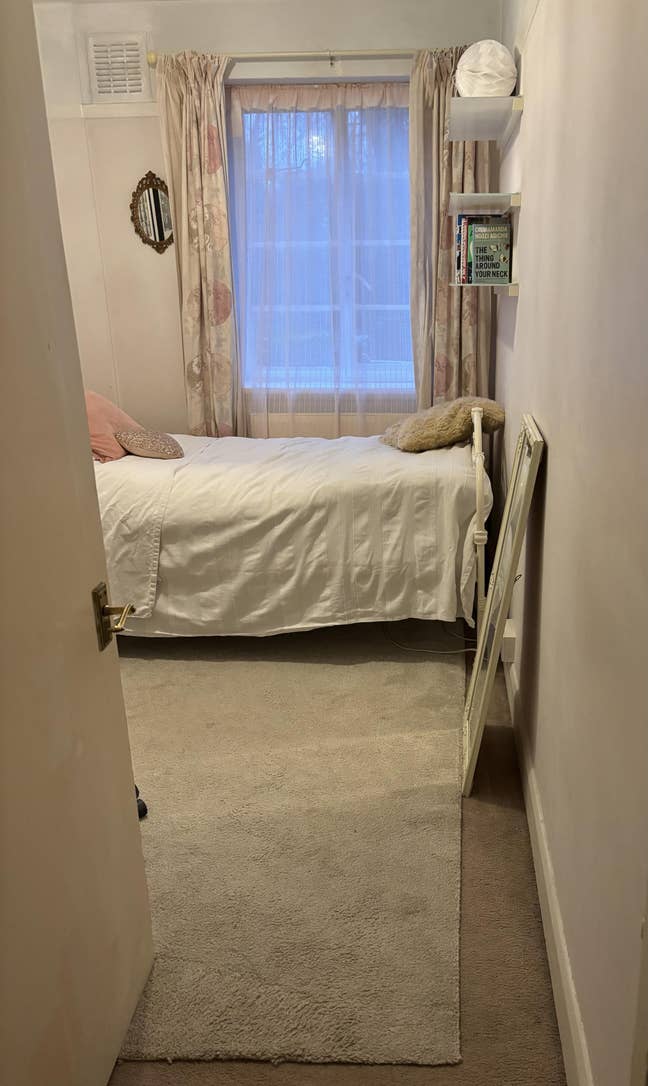  Small double room - Female preferred.  Main Photo