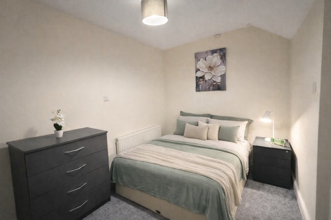 En-suite room available  Main Photo