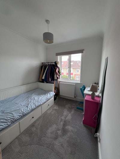 Double room in shared family home Main Photo
