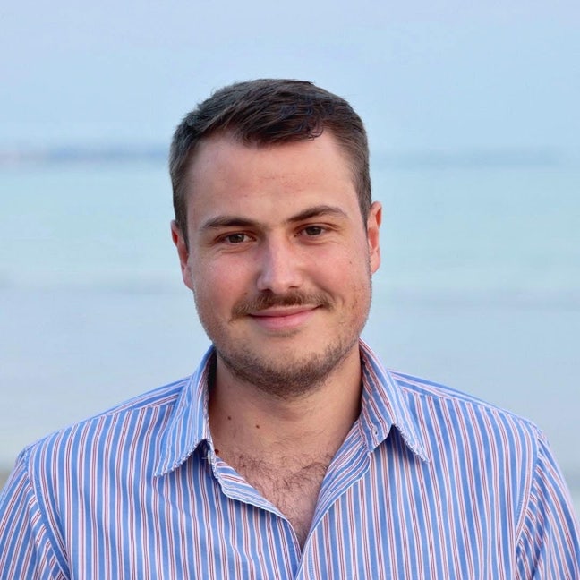 Finance worker looking for a double room  Main Photo