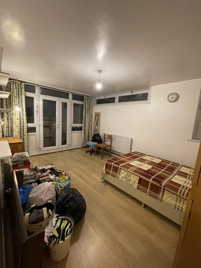 Large Sitting Room with a Double Bed/Balcony in E3 Main Photo