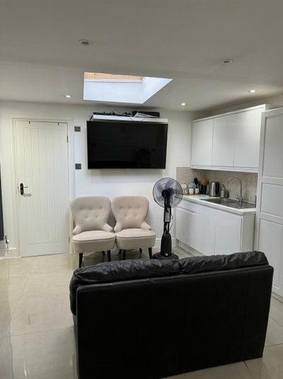 Spacious Private Studio Annexe near Victoria Line Main Photo