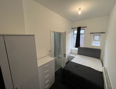Single room with En-suite 🛁🛏️ available!  Main Photo