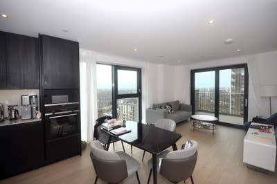 Stunning 2 Bedroom Flat Near Ual and Kcl Main Photo
