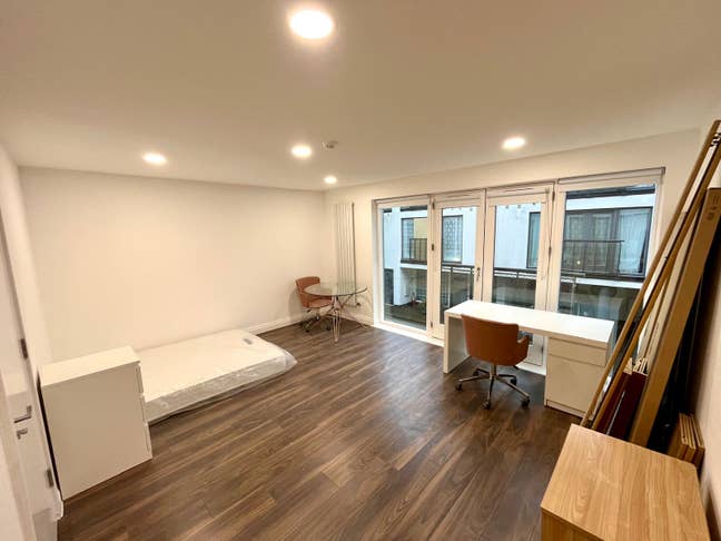 Ensuites in a modern newly refurbished house Main Photo