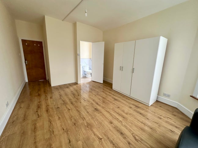 En-Suite in Wood Green  Main Photo