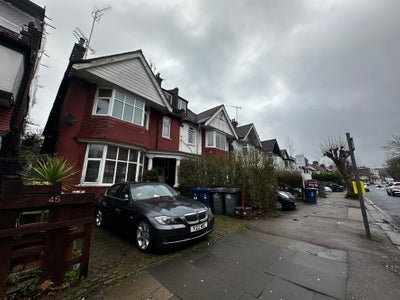 Spacious Newly Decorated One-Bedroom Garden Flat Main Photo