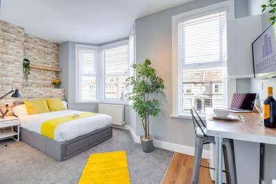 2 Large En-Suite Rooms Available  Main Photo