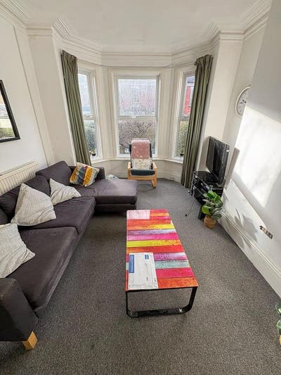 Huge Room Just off Burton Road Main Photo