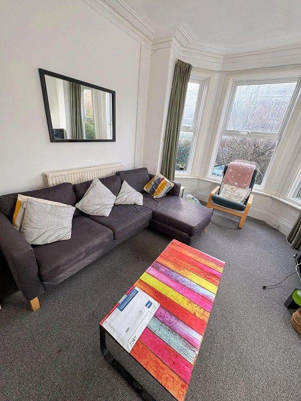 Huge Room Just off Burton Road Main Photo