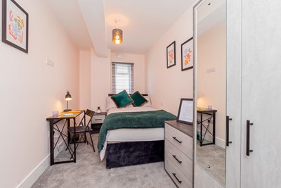 Cosy double room available - Near OUTLET Centre Main Photo