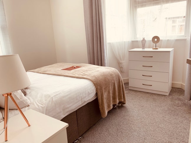 Fully Furnished Flats in Quiet Uxbridge Location Main Photo