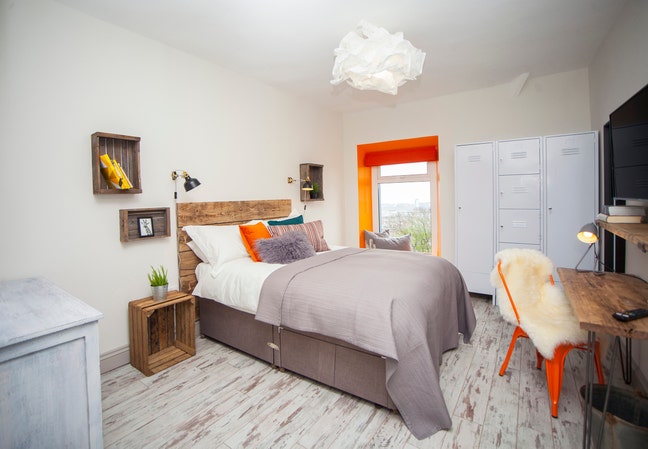  Awesome ensuite room! Available now!  Main Photo