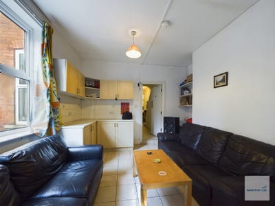 Large Double Room Available in lovely shared house Main Photo