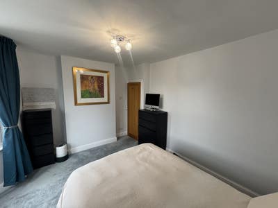 Large room new carpets/paint 2 mins walk station! Main Photo