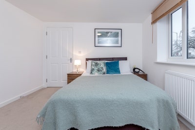 2 Bedroom Modern Flat  Main Photo