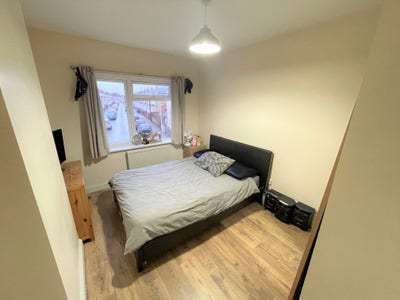 Double Room close to Reading West & Tesco! Main Photo