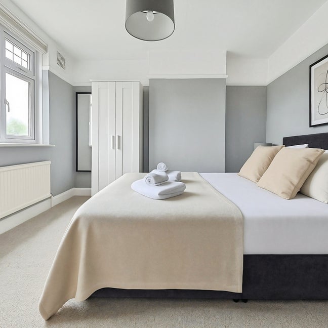 Fairway, London, SW20 9DN Main Photo