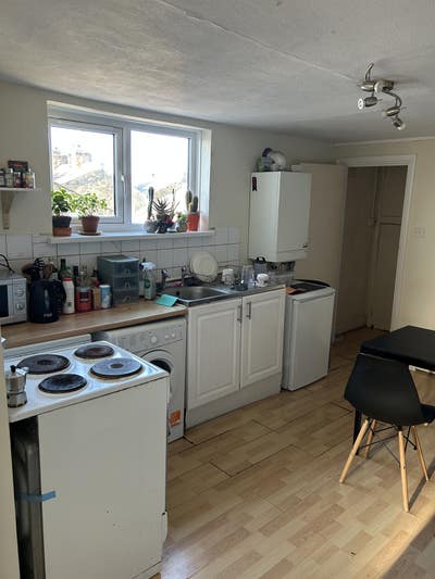 Flatmate wanted- Double room in Clapham North Main Photo