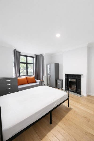 5 Minutes from Feltham Station - Large double room Main Photo