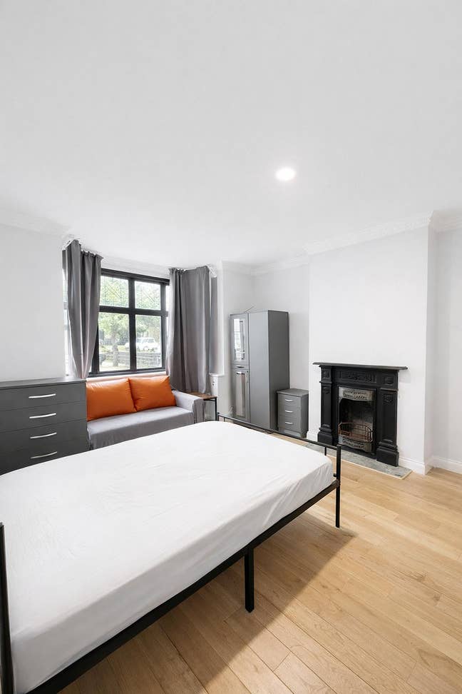 5 Minutes from Feltham Station - Large double room Main Photo