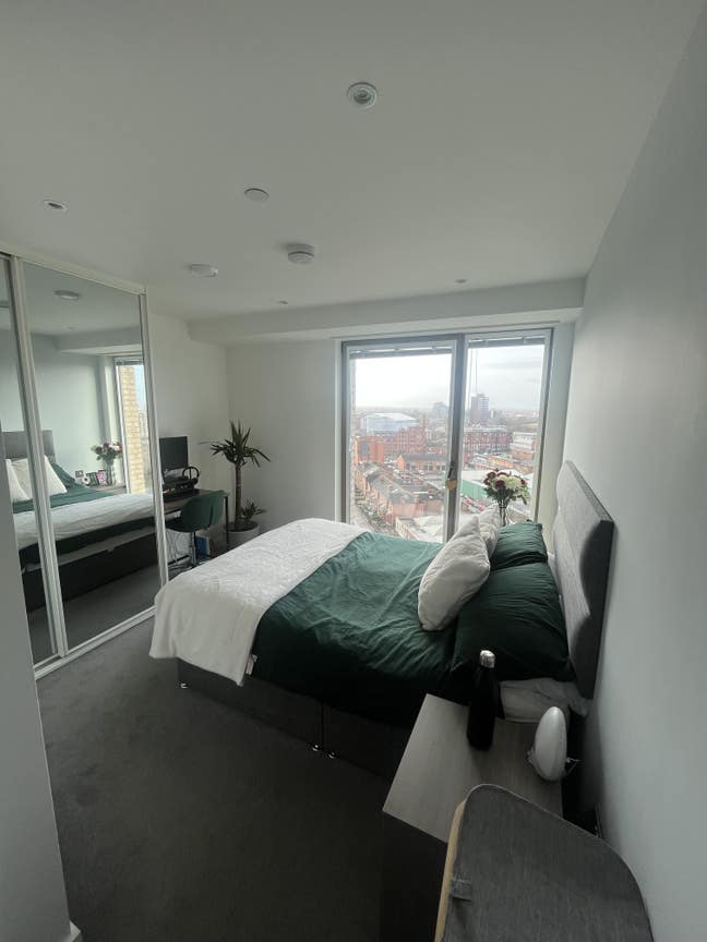 Modern En-Suite Room w/ View & Gym Access Main Photo