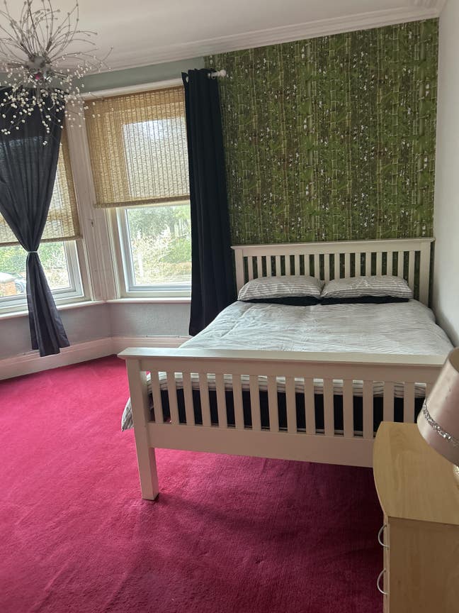 Large room to rent. Shared bathroom/Kitchen and g. Main Photo