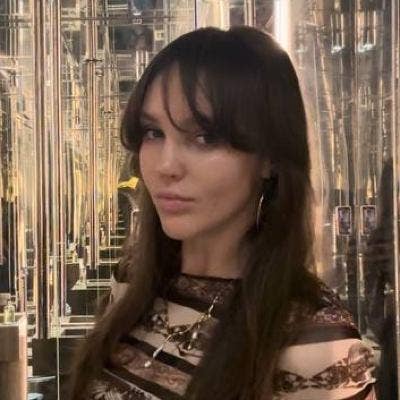 Professional Female seeks a double room Main Photo