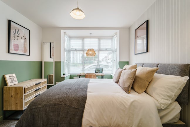 ** NEW Modern Luxury En Suite - No Bills To Pay! Main Photo