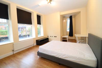 2 Beautiful Rooms by Elizabeth Line! Main Photo