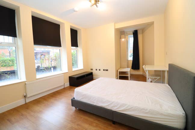 2 Beautiful Rooms by Elizabeth Line! Main Photo