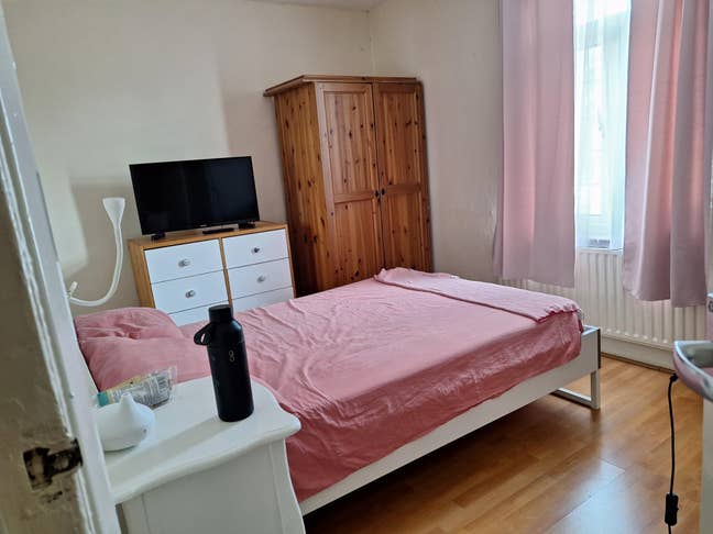 Bright Double Room- Bills Included-Near Stratford Main Photo