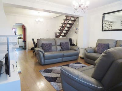 3 Bedroom+Living RM+Garden+Parking@ Dagenham Main Photo