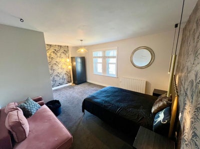 Very large modern room  Main Photo