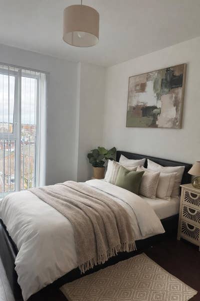 Room with Bathroom in Family Home for Female Main Photo