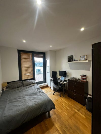 Room to let - 3-bed flat - 25th March Main Photo