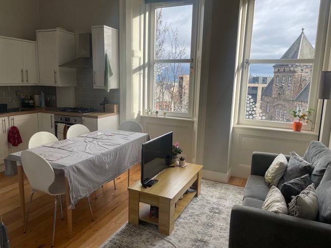 Gorgeous large bedroom available Main Photo