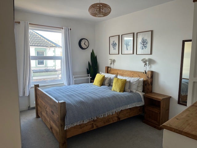 Incredible One (or Two) Bed Flat - Bills Included Main Photo