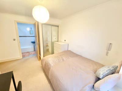 En-Suite Room in Modern 3-Bed Flat Share! B1 2RT Main Photo