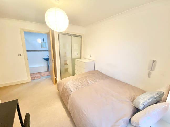 En-Suite Room in Modern 3-Bed Flat Share! B1 2RT Main Photo