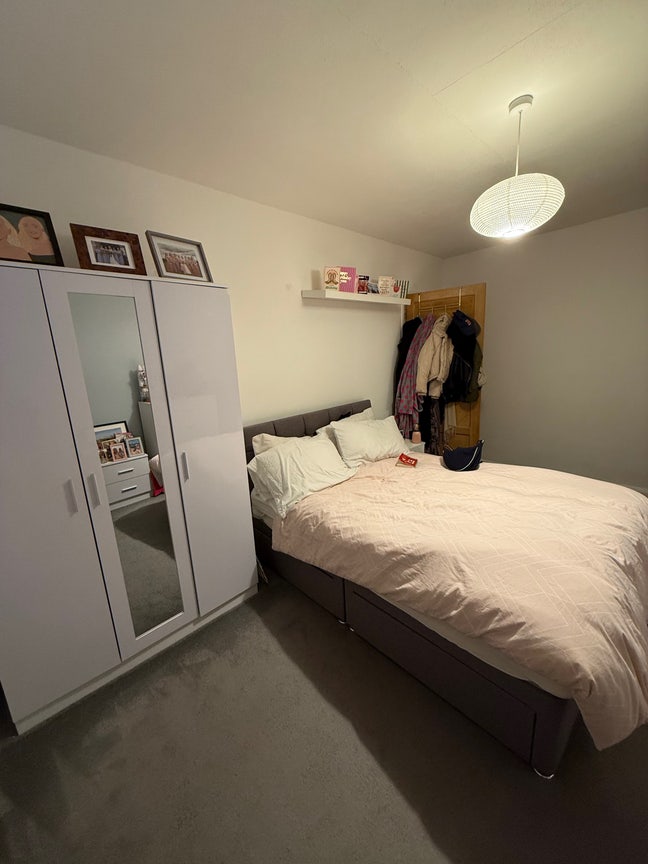 Double room in chessington bill included  Main Photo