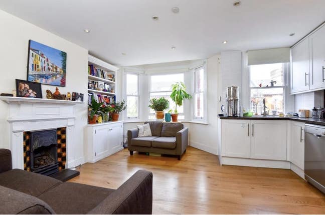 Double Ensuite close to Oval Tube Main Photo