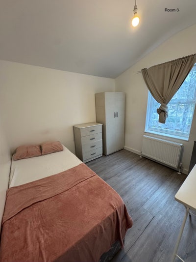Spacious Room Near Transport & Shops E13 Main Photo