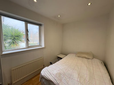 Bright Single Room with Backyard-5 min walk to DLR Main Photo