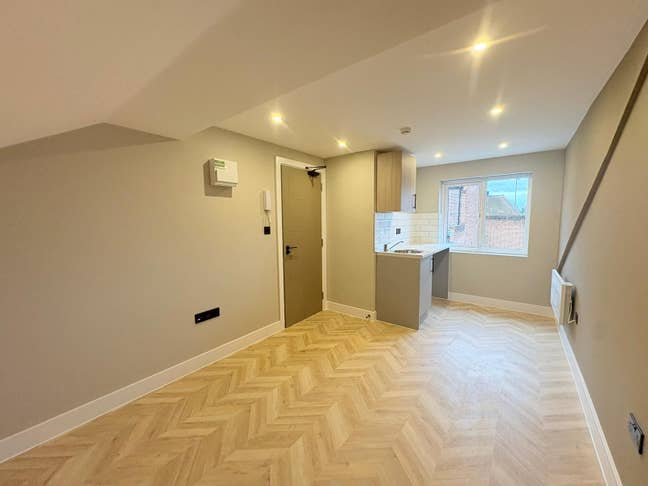DSS-Studio Flat Avaialble in Surbiton Kingston KT6 Main Photo