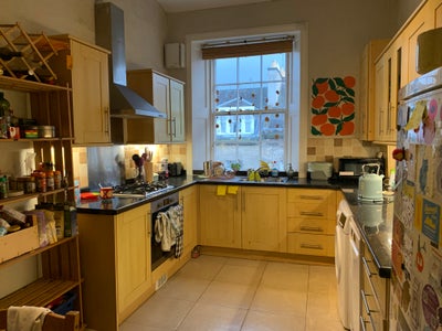 2 Double rooms in bright NewTown flat Main Photo